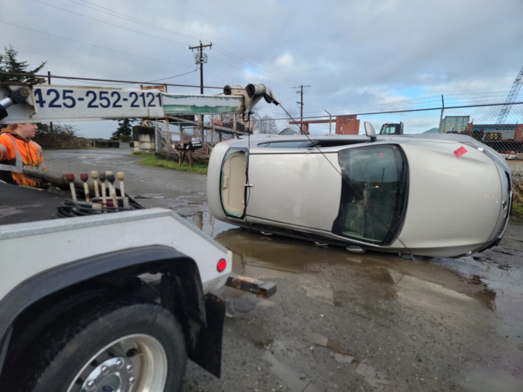 Everett Tow Towing Roadside Collision Impound Heavy duty Marysville Lynnwood Stanwood Fleet Uhaul Lake Stevens Granite Falls Mukilteo Bothell snohomish Recovery winch out Police State Patrol WSP RTTO Insured Licensed Bonded Best Cheap Discount Open Luxury